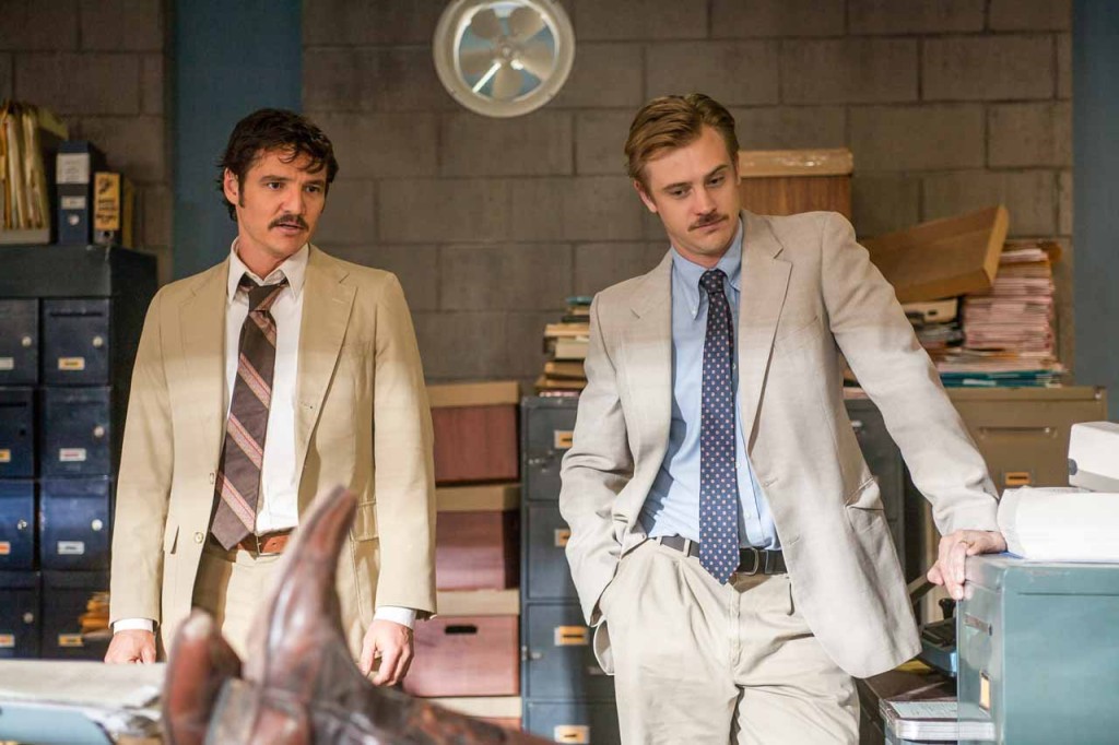 (L to R) PEDRO PASCAL and BOYD HOLBROOK star in NARCO. NARCOS S01E04 "The Palace in Flames"